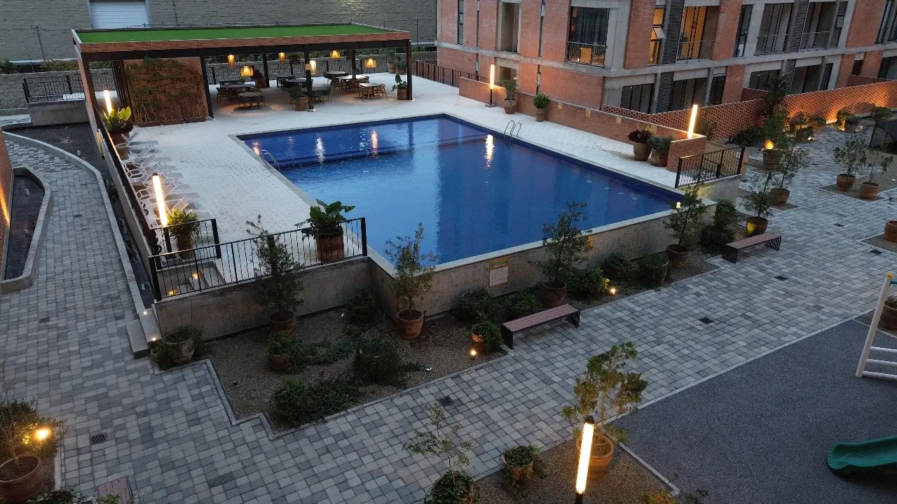Alberca y área de esparcimiento de Anuva Residencial
